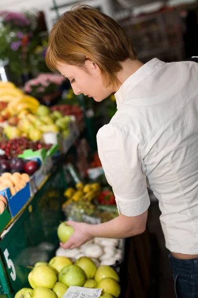 Donna che compra mele — Foto Stock