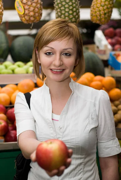 Femme avec pomme — Photo