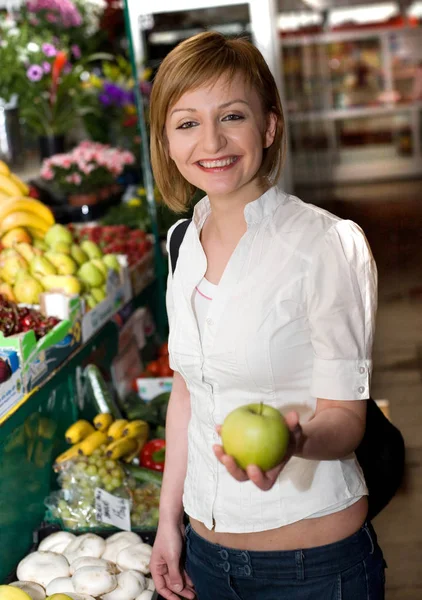 Femme avec pomme — Photo