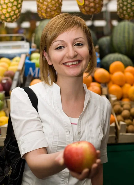 Femme avec pomme — Photo