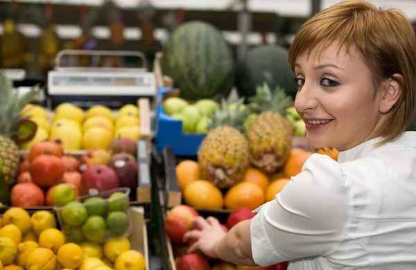 Femme achetant des pommes — Photo