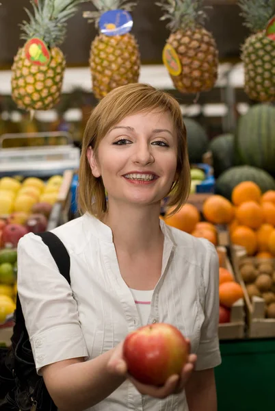 Femme avec pomme — Photo