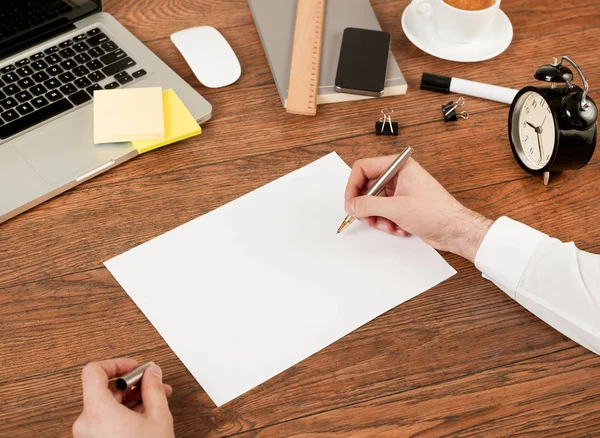 Mann schreibt auf Papier — Stockfoto