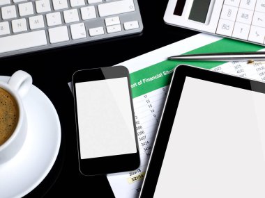 Dijital tablet ve Resepsiyon üstünde hareket eden telefon