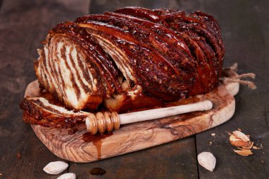 Bal ve fındık ile pasta ev yapımı