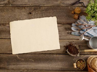 Boş kağıt ve Bahçe aletleri