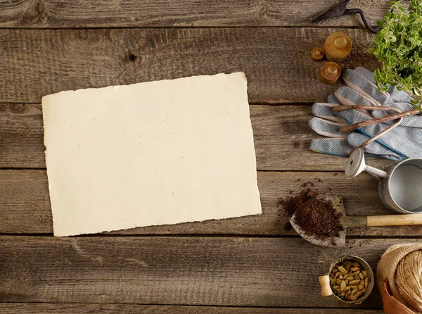 Boş kağıt ve Bahçe aletleri