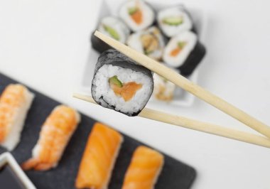 suşi ile chopsticks