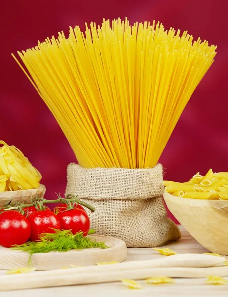 Spaghetti su rosso — Foto Stock