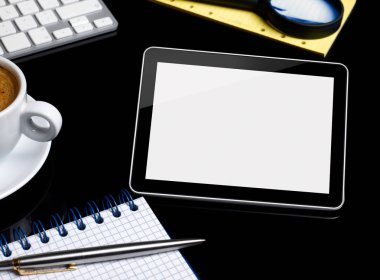 Ofis masasında dijital tablet