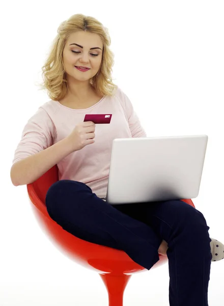Jeune fille avec carte de crédit et ordinateur portable — Photo