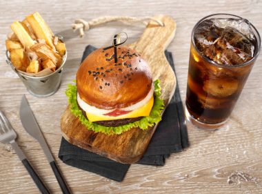 Hamburger, patates kızartması ve içecek