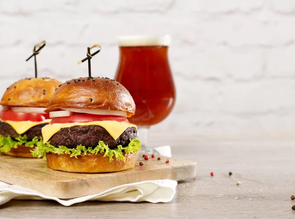 Hamburger gustosi con birra — Foto Stock