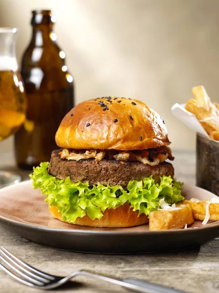 Hamburger, hranolky a pivo — Stock fotografie