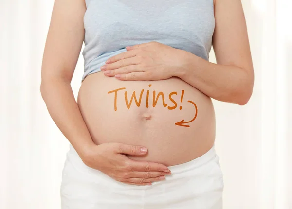 Twins concept op buik — Stockfoto