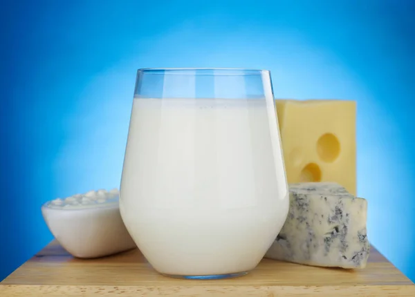 Milk and cheese — Stock Photo, Image