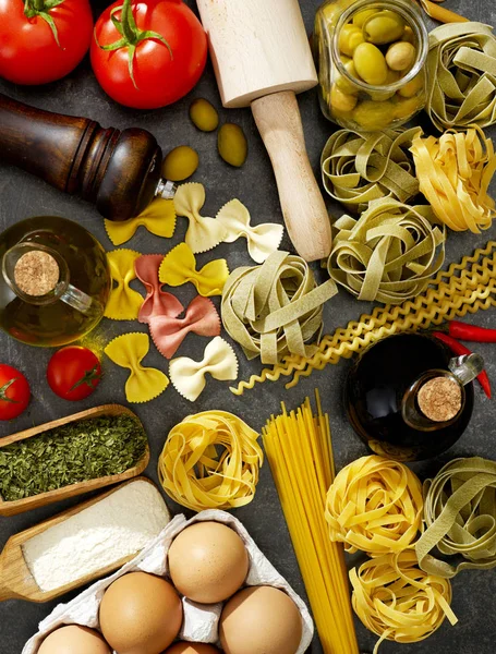 Rå pasta på trä — Stockfoto