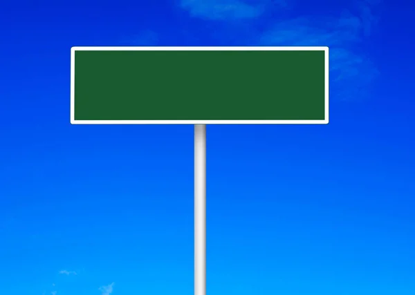 Mavi gökyüzünde trafik işareti — Stok fotoğraf