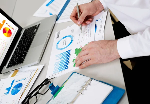 Businessman reviewing financial situation — Stock Photo, Image