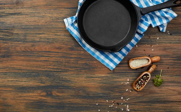 Sartén Para Cocinar Sal Pimienta Sobre Mesa Madera — Foto de Stock