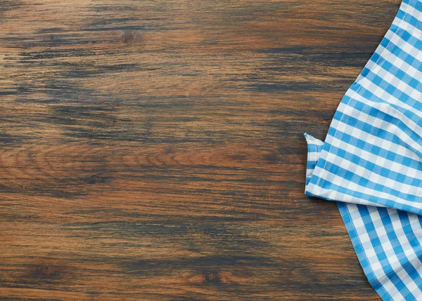 ahşap masa üzerinde masa örtüsü