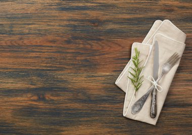 Havlu ve ahşap bir masa üzerinde Gümüş eşyalar