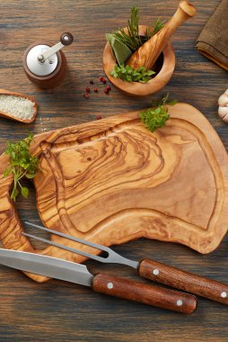 Kesme tahtası, gümüş ve malzemeleri ahşap tablo