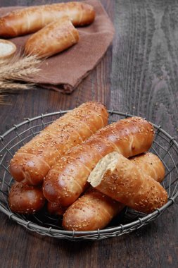 Ahşap masa üzerinde taze baget