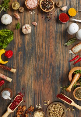 Ahşap masa üzerinde ham maddeler