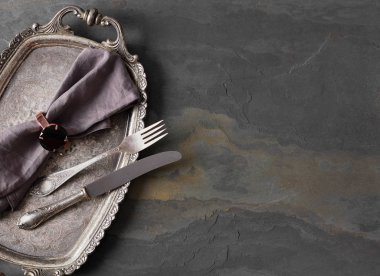 Tablo bıçak ve çatal bir plaka üzerinde