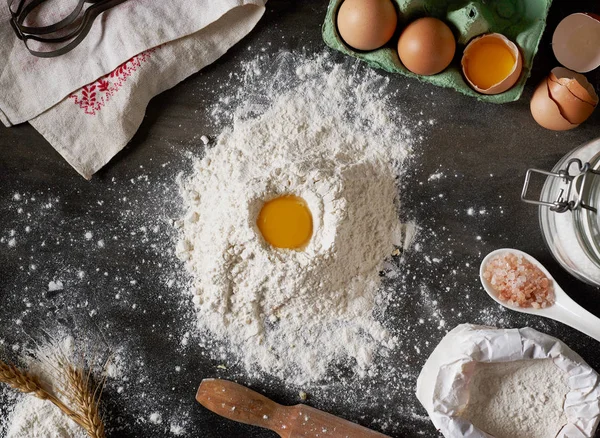 Huevo en harina —  Fotos de Stock