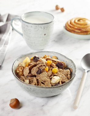 Müsli kahvaltı masasında