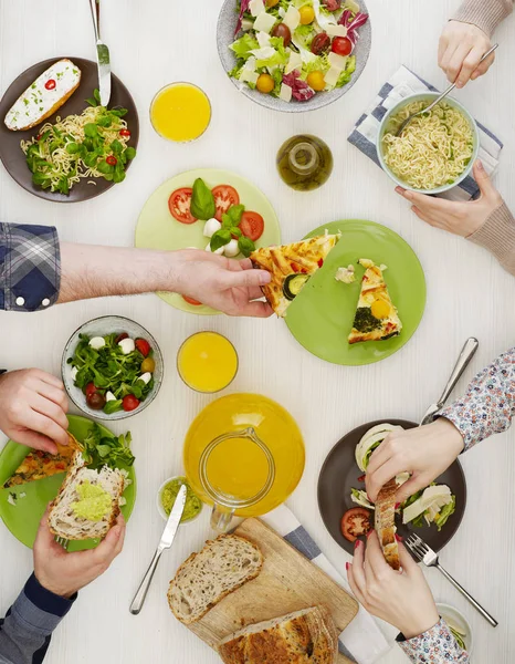 Vrienden met diner — Stockfoto