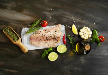 çiğ balık ve baharatlar