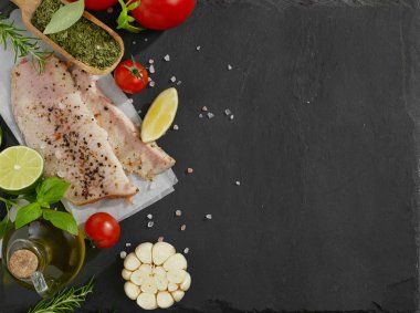 çiğ balık ve baharatlar