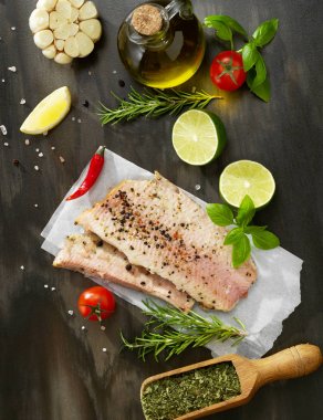 çiğ balık ve baharatlar