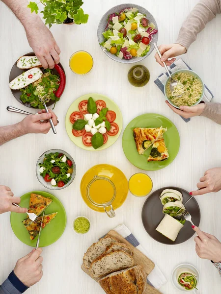 Cena di famiglia dall'alto — Foto Stock