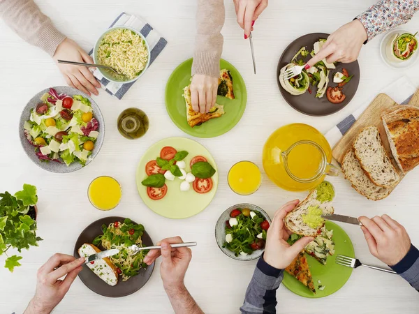 Vänner med middag — Stockfoto