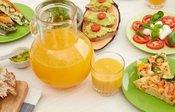 Succo d'arancia sul tavolo da pranzo — Foto Stock