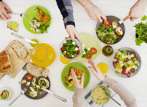 Mensen op tafel — Stockfoto