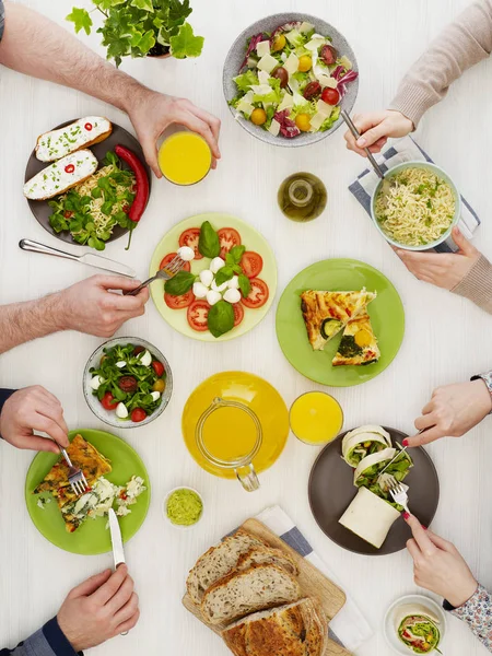 Amigos cenando — Foto de Stock