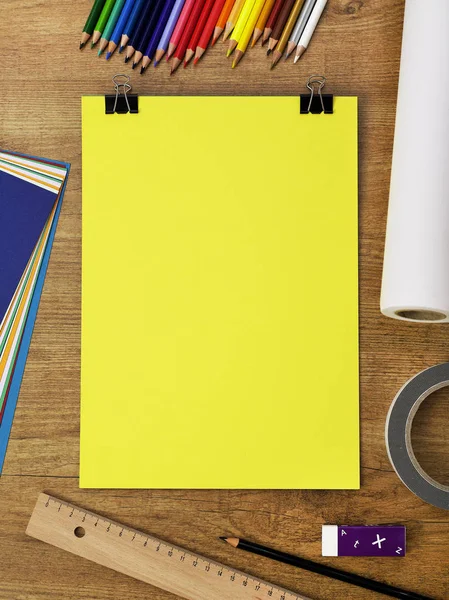 Žlutého papíru na stole — Stock fotografie