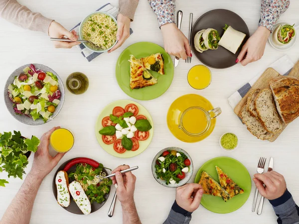 Vrienden met diner — Stockfoto