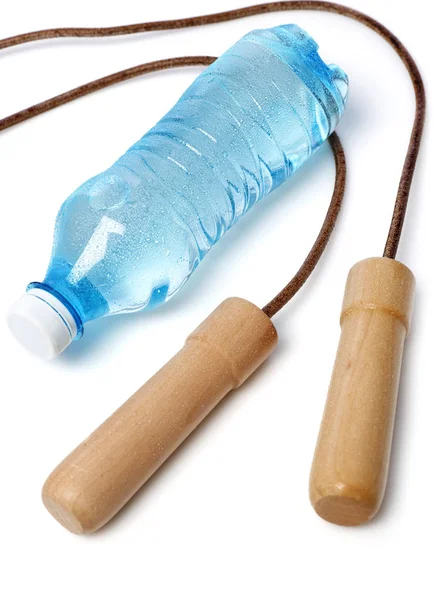 水のボトルとジャンプ ロープ — ストック写真