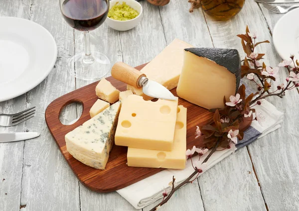 Cheese Assortments Cutting Board — Stock Photo, Image