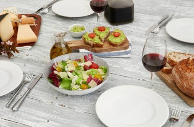 Salata ve mezeler ahşap üzerine