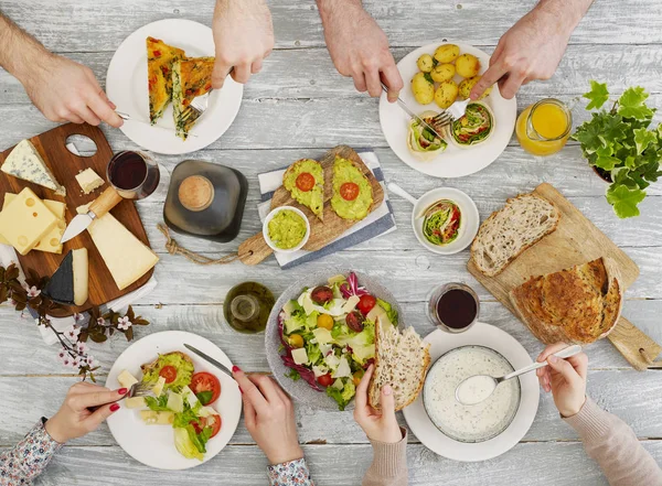 Gente Comiendo Mesa — Foto de Stock