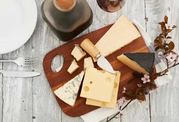 Assortiments Fromages Sur Planche Découper — Photo