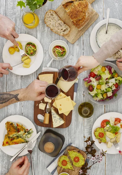 Gente Comiendo Mesa — Foto de Stock