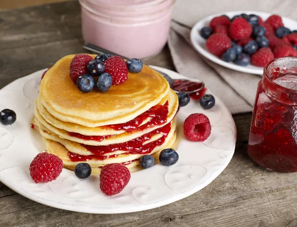 Huisgemaakte Pannenkoeken Met Bessen — Stockfoto